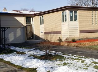 9758 N Huber Ln, Niles, IL