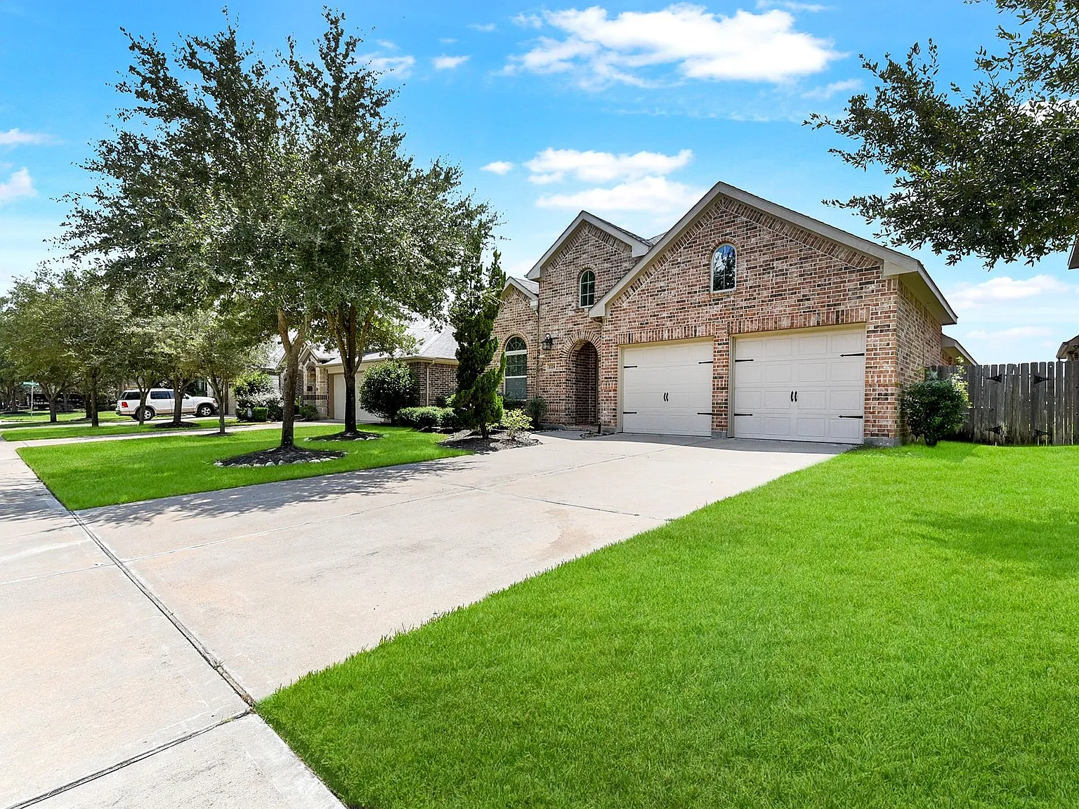 3 bed, 2.0 bath, 2309 sqft, $2,495 — Photo 4