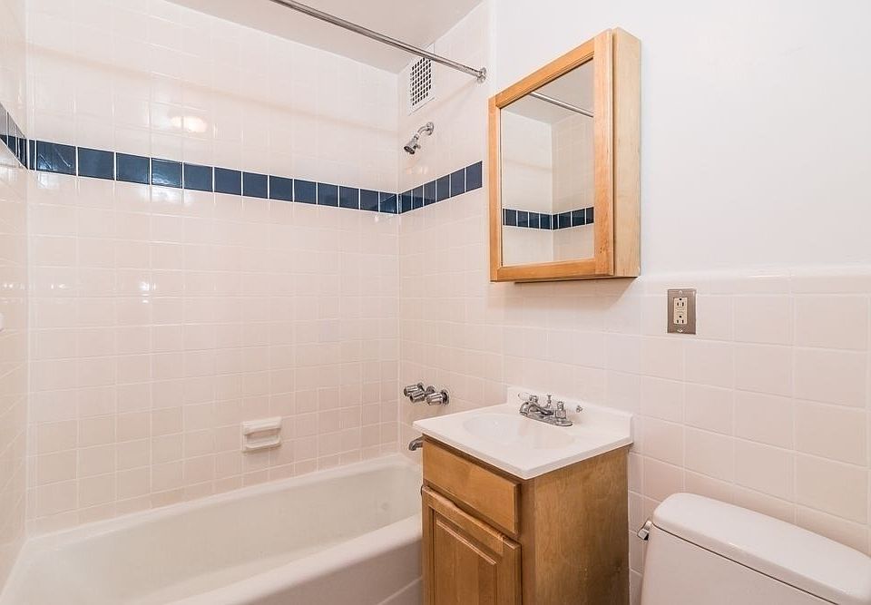 2nd image of 202 E 75th St APT 2R