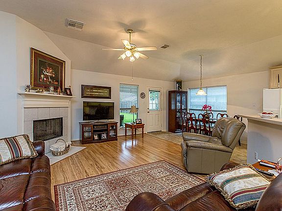 3rd image of 208 Briarglen Dr