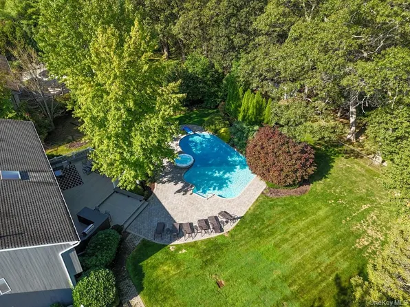 11 Clearmeadow Lane, Woodbury, NY 11797