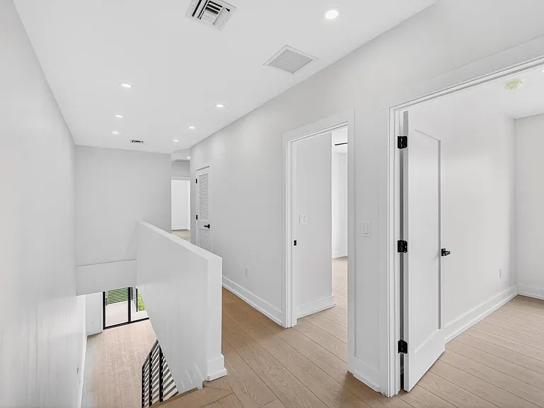 507 SW 11th St — Photo 25