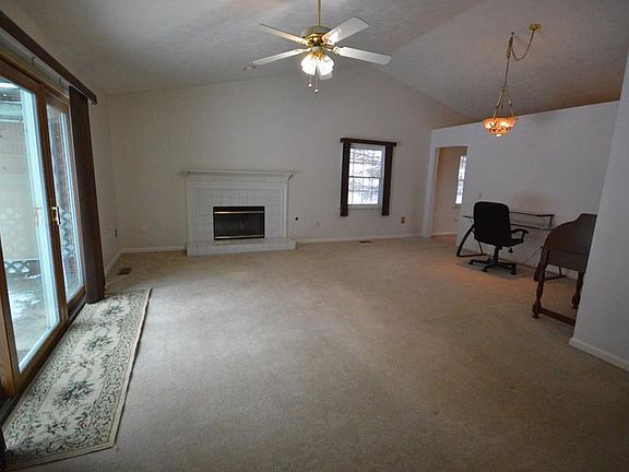 5th image of 469 Oak Hollow Dr