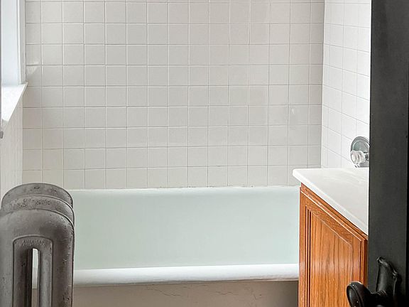 4th image of 1478 W Byron St #1