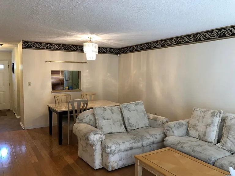 240 Hampshire Ct #240 — Photo 8