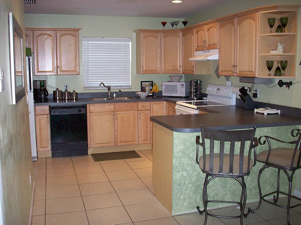 Kitchen with new capinets!