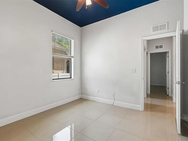 2311 W Aileen St — Photo 10