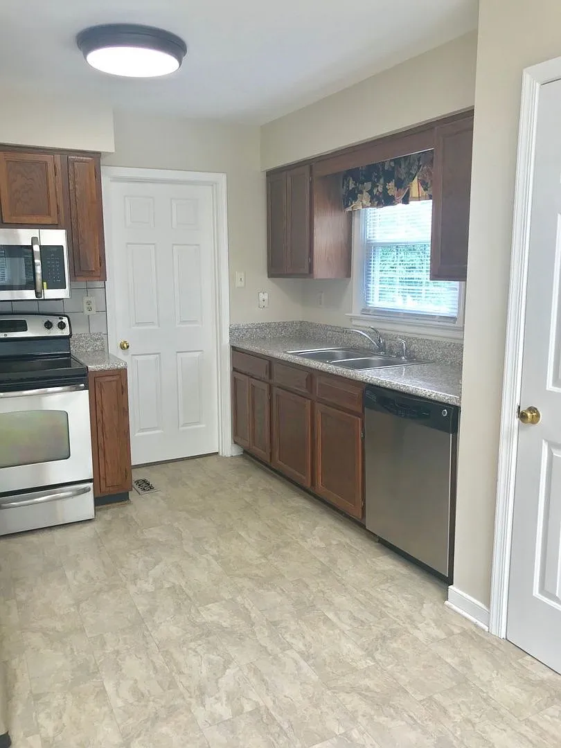 3 bed, 2.5 bath, 1464 sqft, $2,100 — Photo 3