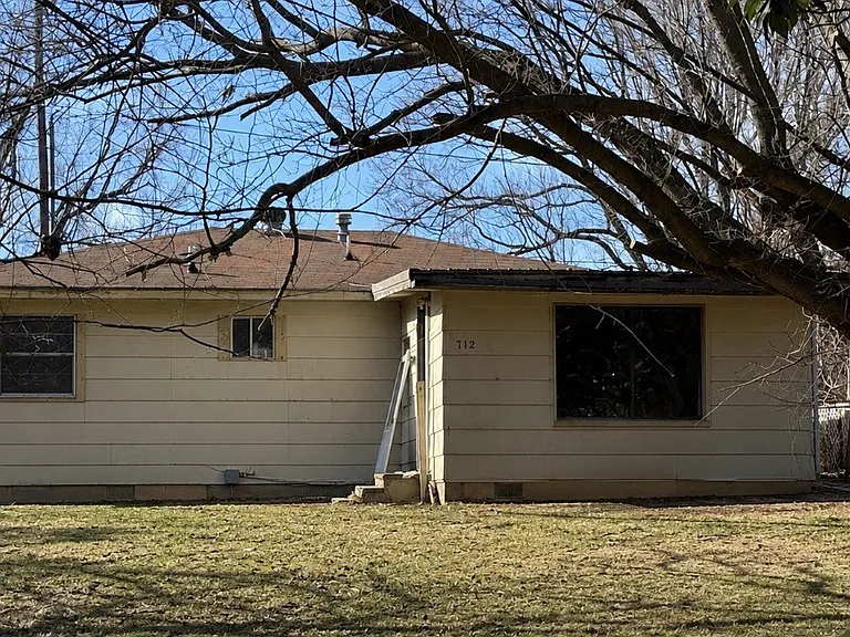 712 S Chapman Ave — Photo 1