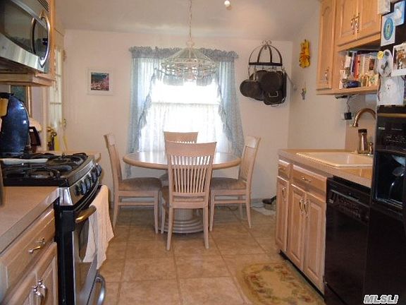 2nd image of 4 Wagner Dr