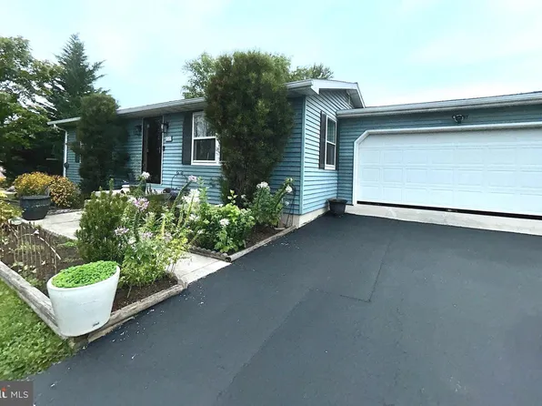 4 Corey Ln, New Oxford, PA 17350