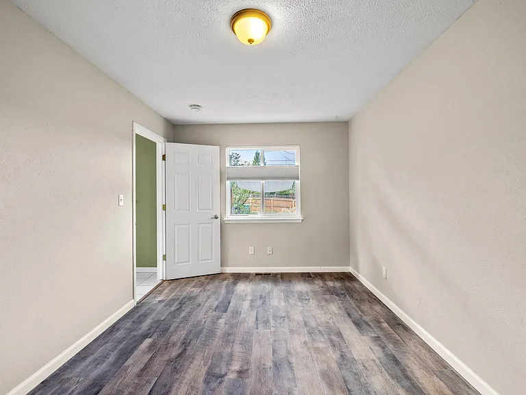 1085 King St — Photo 21