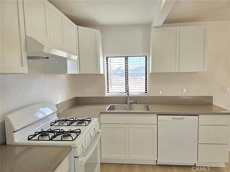 8249 Catalpa Ave #A — Photo 4
