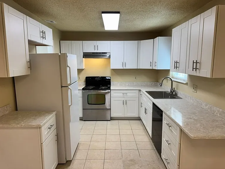 1004 Penn Ln — Photo 2