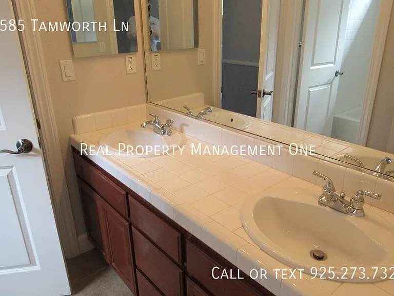 2585 Tamworth Ln — Photo 23
