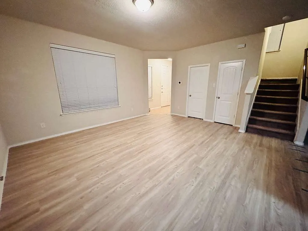 3 bed, 2000 sqft, $1,999 — Photo 4