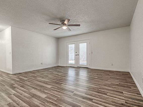 3rd image of 401 Oak Creek Dr