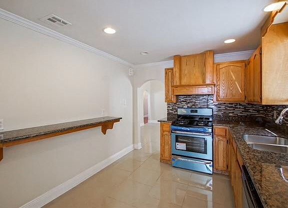 4th image of 920 N Derbigny St
