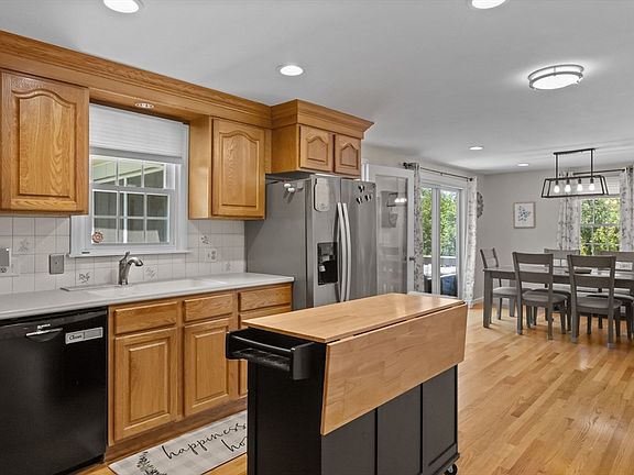 5th image of 40 Stowe Rd
