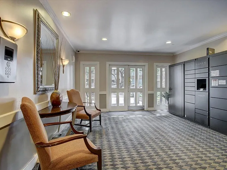 353 N Post Oak Ln #823 — Photo 13