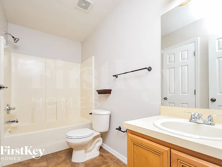 6942 Lake Eaglebrooke Dr — Photo 14
