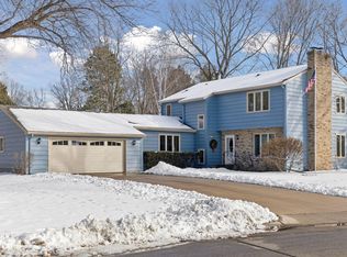 972 Lydia Dr, Roseville, MN 55113