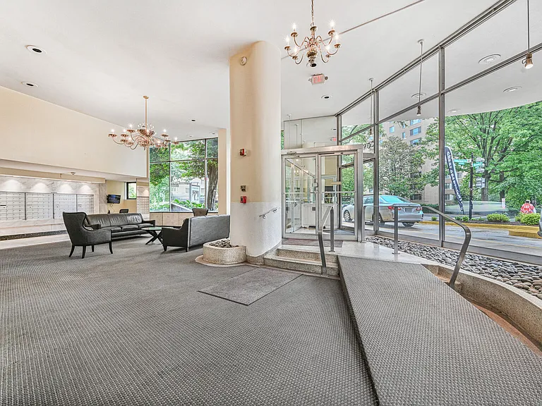 Connecticut House Apartments — Photo 16