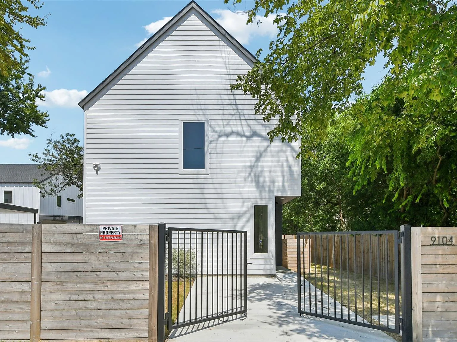 2 bed, 2.5 bath, 1033 sqft, $2,300 — Photo 1