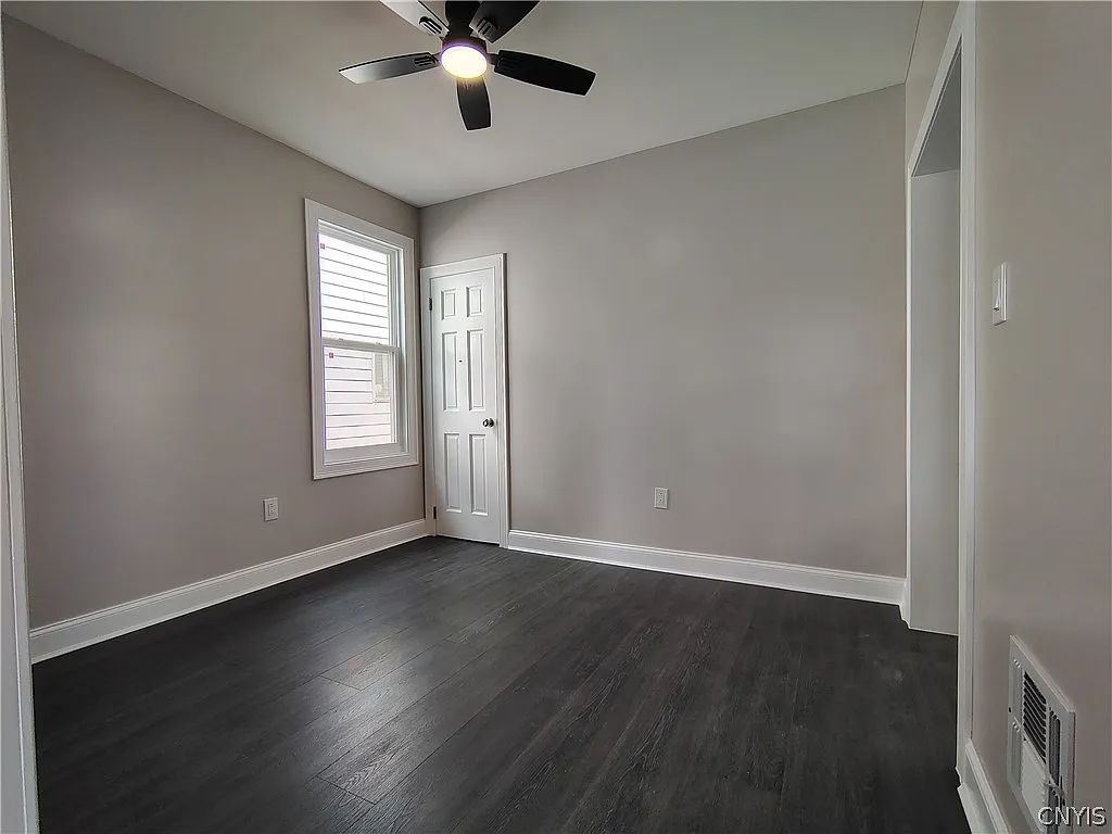 3 bed, 1.0 bath, 2500 sqft, $1,650 — Photo 2