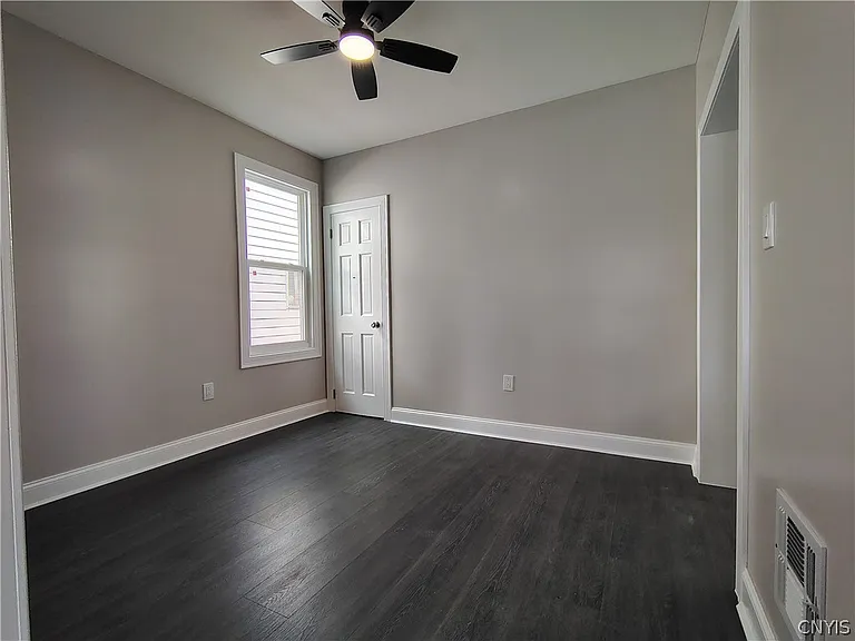 1539 Taylor Ave — Photo 2