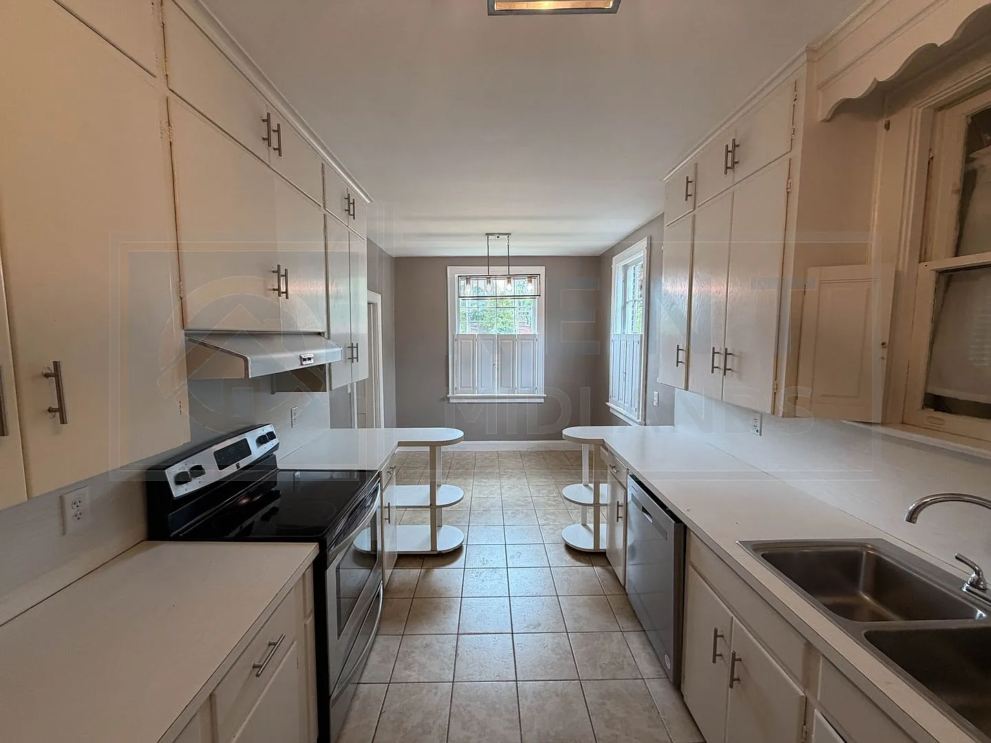 3925 Rosewood Dr. — Photo 2