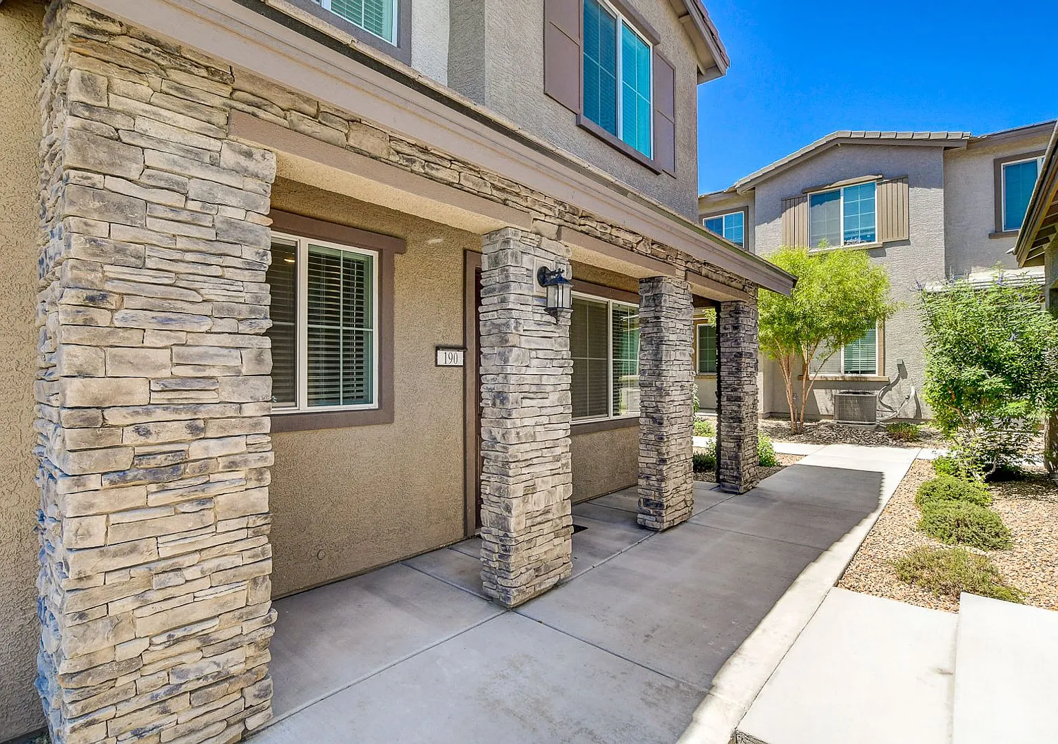 3 Bedroom townhome with Elevator! — Photo 2