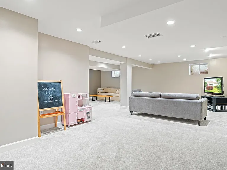 9407 Singleton Dr — Photo 17