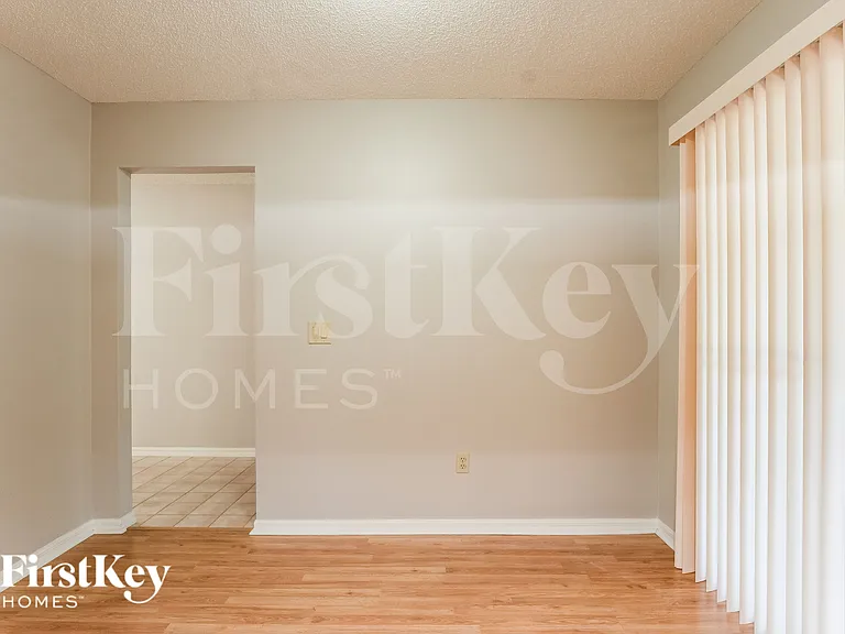 913 Sylvia Dr — Photo 8