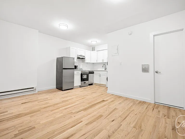 313 W 29th St #E — Photo 8