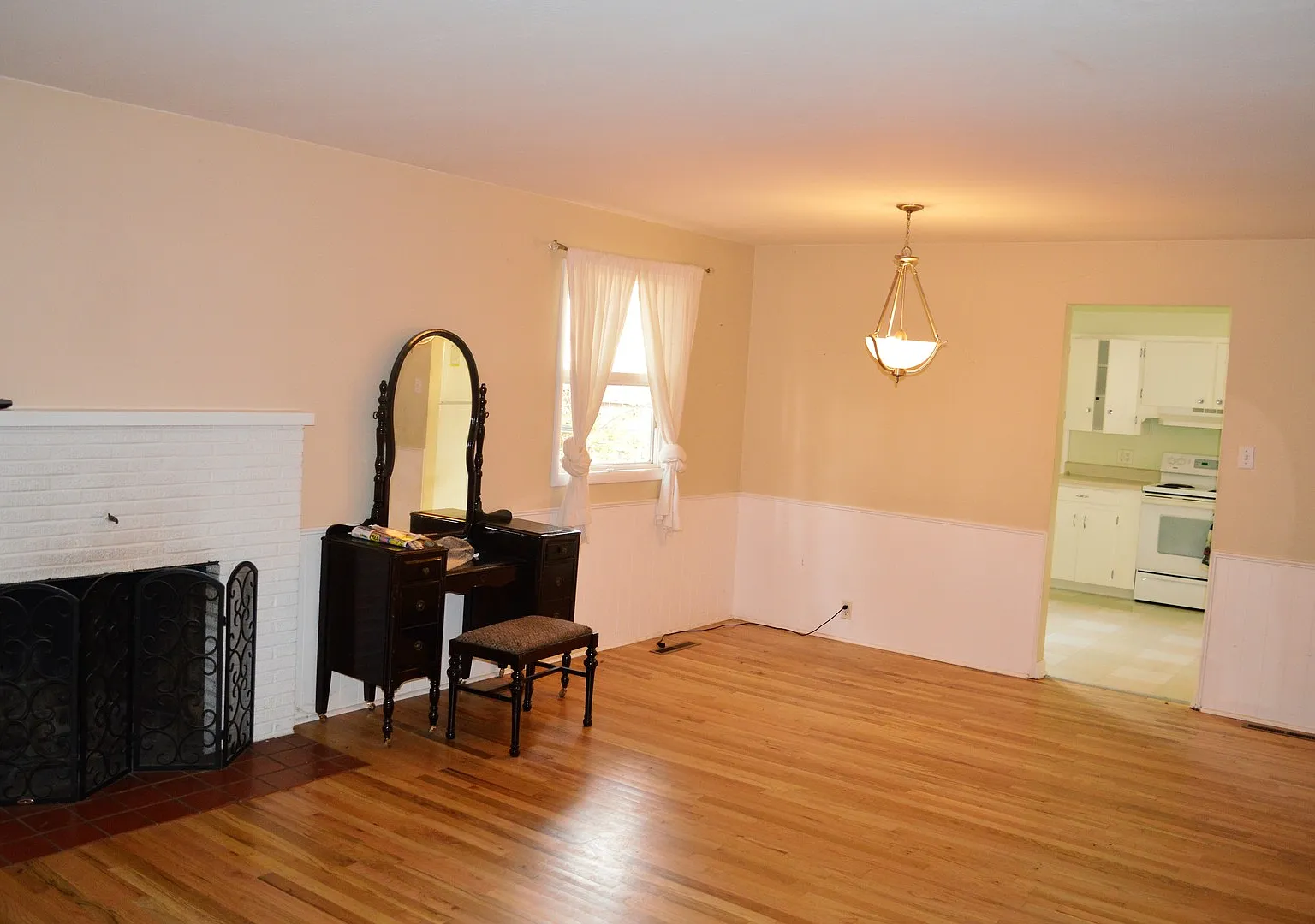 Charming 3 Bed/1.5 Bath in Desirable College Heights Location! — Photo 3