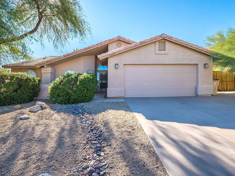 14224 N Edgeworth Dr — Photo 1