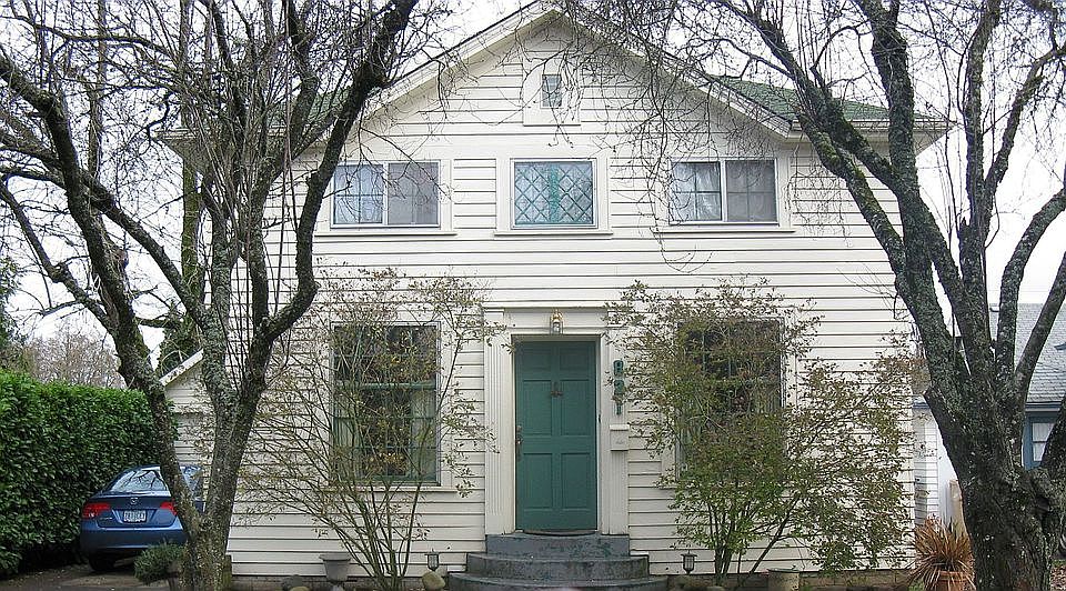 2nd image of 821 Maple St SW