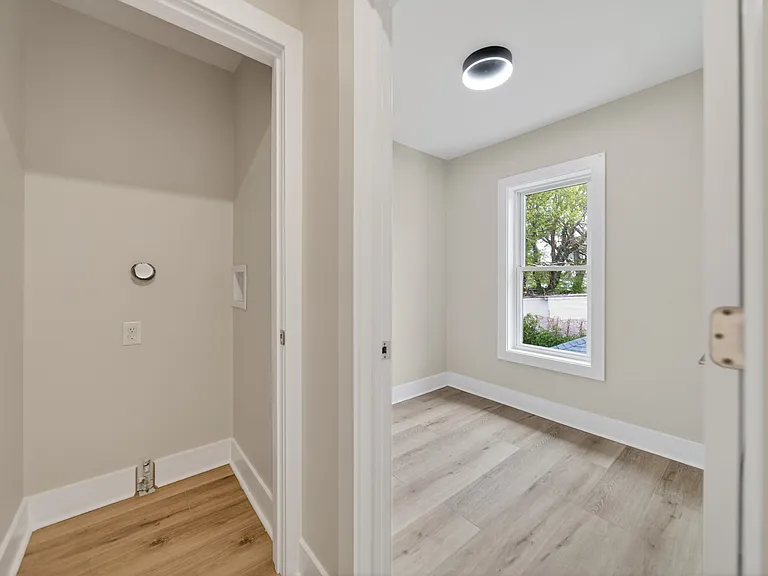 729 W 9th St — Photo 16