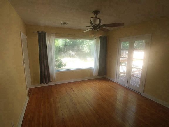 Living room/dining area