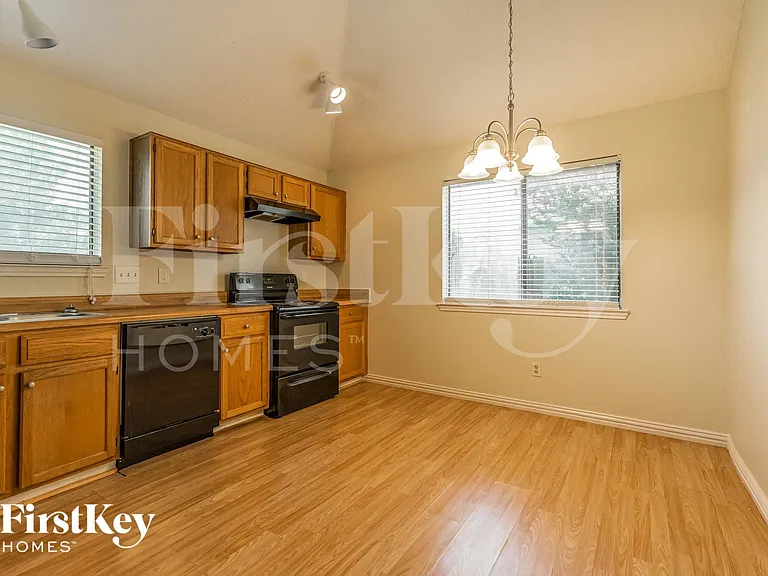 3305 Country Creek Ln — Photo 5