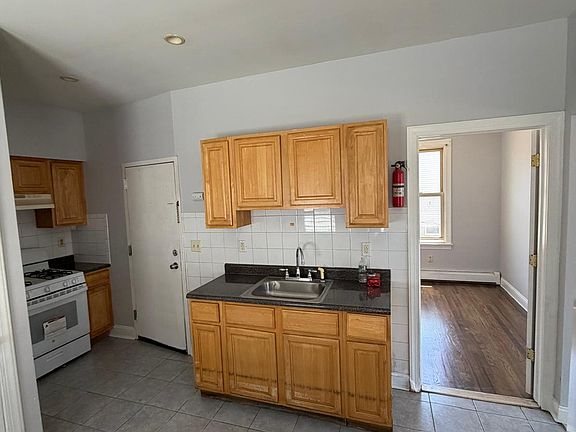 4th image of 1208 Lincoln St #C