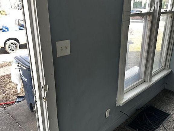 2nd image of 658 E Walnut St #2