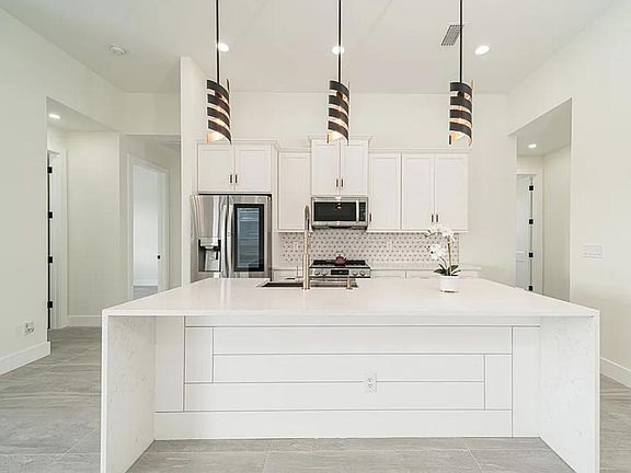 4th image of 1005 NE 13th Pl