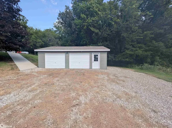 1362 Lakeshore Dr, Brooklyn, IA 52211