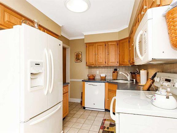 4th image of 48 Herbert Cir
