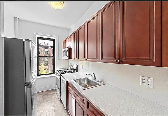 5th image of 242 President St APT 2L