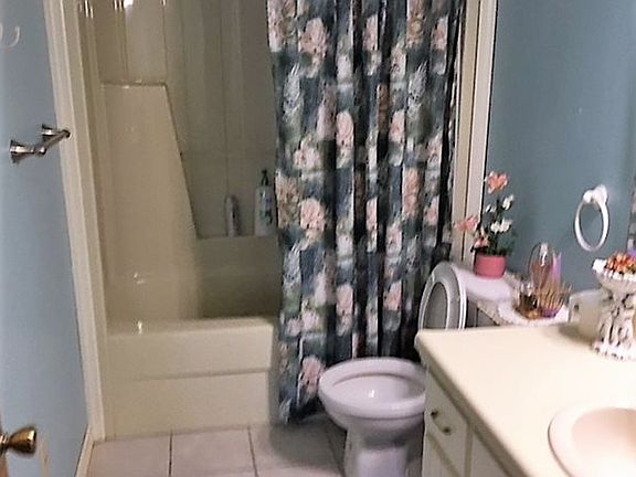 5th image of 7029 152nd Cres NW