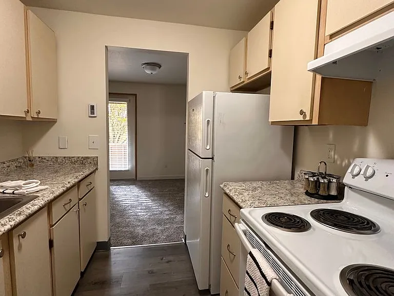 Willow Creek Apartments — Photo 3