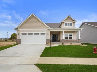 4 Forest Dr, Monticello, IL 61856